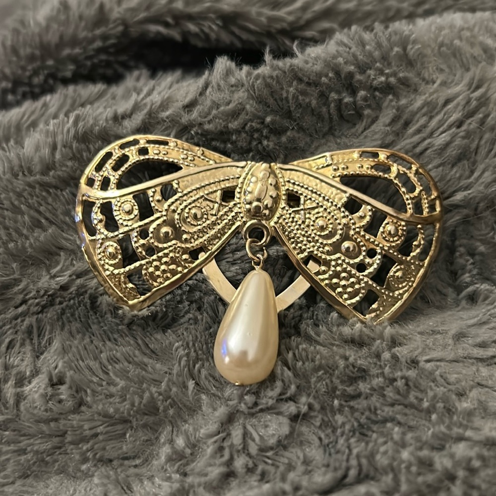 Gold tone Broach with dangling pearl